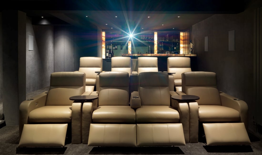 Najlepsze zestawy kina domowego instalowane są w specjalnych pomieszczeniach odsłuchowych, odpowiednio zaaranżowanych akustycznie
